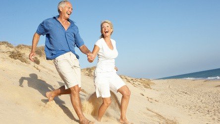 Seniorenvakantie Stel Op Strand